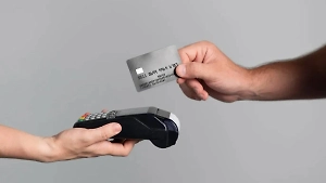 «Легко попасть в ловушку»: Названы плюсы и минусы кредитных карт