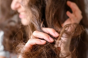 Врач объяснила, как избавиться от недуга, при котором хочется выдёргивать и жевать волосы