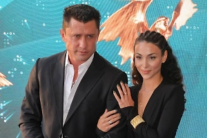 Брутян вскарабкалась на Прилучного прямо у бассейна в Турции