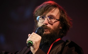 Что касается русских, живущих на Аляске, тут всё очевидно. Это потомки промышленников, которые там ещё в XIX веке были. Их там уже поколений шесть-семь прошло, так они там и живут, говорят на русском.