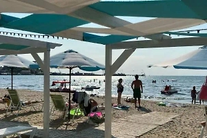 Отдыхающие в Анапе лезут в отравленное мазутом Чёрное море, игнорируя запрет