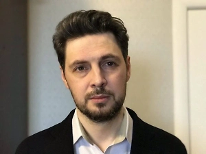 Давайте посчитаем количество сериалов, в которых подаётся привлекательный бездетный, несемейный образ жизни, разводы и супружеские измены. После сопоставим это с количеством фильмов, направленных на формирование положительного образа крепкой многодетной семьи. Сразу станет ясно, что в киноиндустрии надо многое менять, особенно если речь идёт про государственный заказ на разного рода кинопродукцию или контент для СМИ и соцсетей. Сейчас соотношение для «вымирающей страны» ужасающее. Фильмов, которые требуются, катастрофически не хватает.