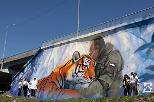 Мурал с Путиным и амурским тигром открыли во Владивостоке к ВЭФ