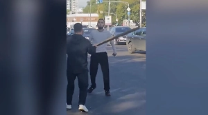 «Стреляй, он убьёт!» На видео сняли схватку полиции с напавшим на них неадекватом в Москве