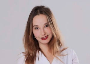 Эта реплика метко отражает, насколько неожиданным и неудобным для детей может оказаться переход на поздние занятия. Многие ещё с детства помнят, какой дискомфорт вызывала учёба во вторую смену: когда за окном темно, а у тебя ещё впереди три урока.