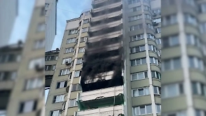 Пожарные спасли глухонемую семью с детьми из горящей многоэтажки в Москве