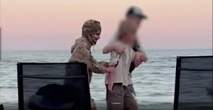 Вместо «Казаков-разбойников»: На пляже в Одессе сняли на видео игру детей в ТЦК