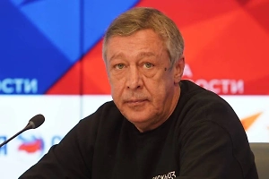 Чёрные очки и кепка не спасли Михаила Ефремова от «‎папарацци» в санатории за 300 тысяч рублей