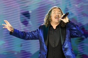 Игорь Николаев не оценил усатую шоколадку с фразой «Выпьем за любовь» и засудил бизнесвумен