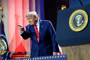 Ради меня: Трамп прошептал Макрону странные слова о Путине 