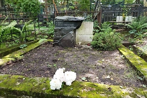 «Всё, что росло десятилетиями»: Неизвестные разграбили могилу Роберта Рождественского
