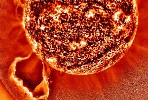 Больше самой звезды: Учёные засняли, как Солнце выплюнуло рекордный протуберанец в сторону Марса