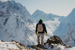 На вершине Байчечекей с вертолёта отыскали двух заблудившихся альпинистов из России
