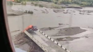 Мост снесло потоком воды в Магаданской области из-за сильного наводнения