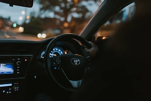 Жену депутата из Крыма обвинили в езде на BMW с откидными номерами