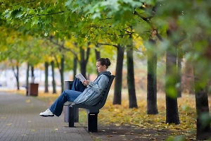 Лёгкие куртки и зонты: Синоптик раскрыл, какая погода ожидает москвичей на закате лета