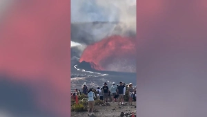 Лава высотой 30 метров: На Гавайях произошло новое извержение вулкана Килауэа