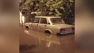 Автомобили глохнут, а люди ходят по колено в воде: Сильный ливень вызвал потопы на улицах Воронежа