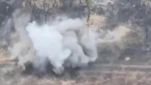 Не получил ни царапины: В Сети появилось видео чудесного спасения российского бойца от танка ВСУ