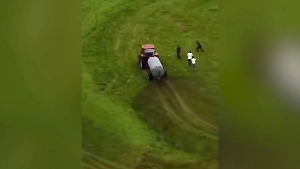 Запах победы: Фермеры окатили навозной жижей цыган, обосновавшихся на их землях