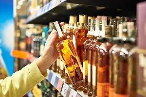 Алкоголь — мимо дворов: В Подмосковье запретят продажу спиртного у жилых домов