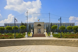 В Кишинёве произошли столкновения сторонников Гуцул и силовиков, оцепивших суд