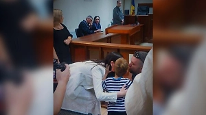 Последний поцелуй: Появилось трогательное фото прощания Гуцул с сыном и мужем перед тюрьмой