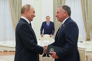 Песков: Путин не обращает внимание на время суток, когда идут важные переговоры