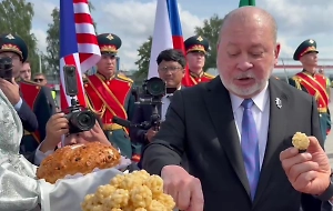 Султан Малайзии прилетел в Казань на золотом самолёте и отведал чак-чак