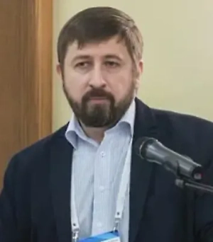 Основное требование — соблюдение рекомендуемой температурной нормы. В вопросах влажности, как правило, предпринимать дополнительные меры не требуется, если упаковка целая и герметичная. В случае с капсулами, которые хранятся, например, в насыпных баночках, важно следить за герметичностью крышки. Многие такие банки комплектуются с влагопоглощающими агентами — это помогает удерживать препарат в сухом состоянии. Поэтому при условии правильного хранения и герметичной упаковке проблемы как таковые не возникают.