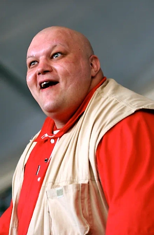 Продавать бракованные презервативы в аптеках — это, пожалуй, нестандартный, но довольно эффективный выход из положения. В 90-х годах я лично применял подобный метод: продавал презервативы с дырками специально для того, чтобы увеличить рождаемость. В этом не вижу ничего предосудительного, ведь нельзя заставить человека заводить детей по приказу или указанию сверху. А вот стимулировать прирост населения такими методами — вполне допустимо с точки зрения демографии.