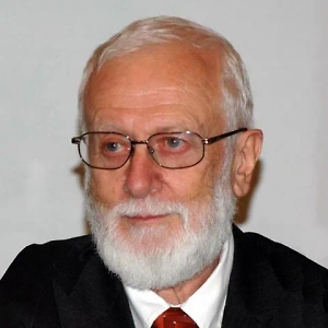 На этой же неделе в России зарегистрировано порядка 15 тысяч случаев коронавирусной инфекции, особенно в школах. В прошлом году такого не было. Однако болезнь уже не такая опасная, какой была в начале пандемии, когда смертность доходила до 5%. Сейчас это обычное респираторное заболевание.