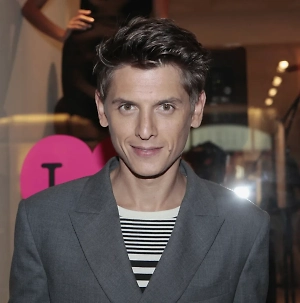 Если говорить о тенденциях, то основные сейчас это всевозможные куртки — рыбацкие куртки, а также куртки в стиле девяностых с плечами. Это могут быть и плащи, и клетчатые или удлинённые пальто. Варианты зависят от образа жизни мужчины и его социального статуса. Например, мужчина в клетчатом пальто, работающий в автосервисе, скорее вызовет улыбку или даже смех.