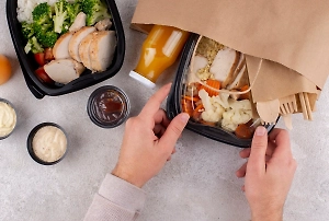 Вместо мяса свиная шкурка: Life.ru развенчал миф о «низкокалорийных» готовых блюдах для желающих похудеть