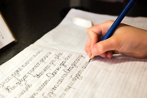 Психолог рассказала родителям школьников, как бороться со слезами и нежеланием делать «домашку»