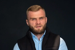 Такие убийства происходят системно — и на территории Украины, и за её пределами. Одним из последних самых ярких примеров стало убийство Андрея Портнова в Испании. Но есть и целый ряд других случаев, менее известных и менее публично освещённых. Людей могут просто схватить, вывезти в ближайшую лесопосадку и там убить. А потом сказать, что он «пропал без вести при исполнении боевых заданий».