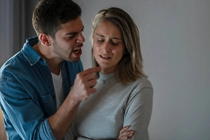 «Бил в живот во время беременности»: Россиянка сбежала от мужа-изверга после 17 лет мучений