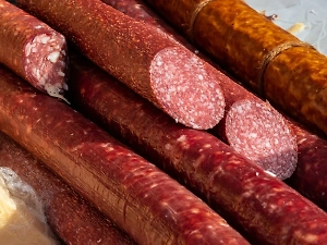 От колбасы до онкологии: В популярных продуктах из «Ашана» нашли опасные для человека вещества