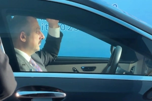 ‎«‎Двойника Алиева» сняли на видео за рулём машины Эрдогана при просмотре новостей о Путине