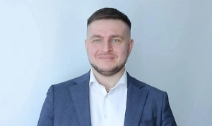 По сути, автомобиль президента — это передвижной переговорный кабинет. Мы наблюдали двухстороннюю встречу, которая проходила в комфортных условиях. Общение длилось примерно час — пока лидеры ехали. Любые переговоры требуют организации и подготовки, в том числе с точки зрения безопасности. В данном случае всё очень просто: вы садитесь в автомобиль, который является особо охраняемым объектом, и перемещаетесь из одной точки в другую, одновременно проводя переговоры.