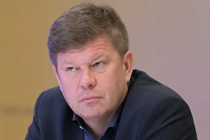 Старшеклассники меня звали «Губошлёп — губами шлёп-шлёп». Сначала я обижался, но потом ко мне подошла девочка из 8-го класса — роскошная Анжела. Она сказала: «Не слушай ты этих  бестолочей, наступит время — и все они захотят прильнуть к твоим классным губам». Это вселило в меня уверенность, и я продолжал идти своей дорогой, гордо неся звание губошлёпа всея Руси.