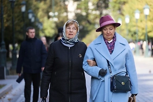 С 1 октября повысят социальные выплаты и сделают прибавку к празднику. Кто получит больше