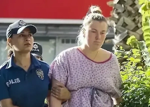 Опекуны брошенной в аэропорту Антальи девочки не хотят общаться с её матерью