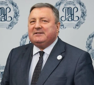 Польша понимает, что начинается раздел ресурсов как внутри Европейского союза, так и за его рамками, поскольку новых поступлений не происходит. <...> Отсюда и возникает проект под названием «Нападение России на Польшу». В целом именно отсюда появляется массированная провокационная кампания, которая должна заявить, что Польша подверглась нападению со стороны России и что Польше нужно действовать. На самом деле Польша в большей степени кричит не о статье устава НАТО, а «давайте деньги, мы тут подверглись опасности».