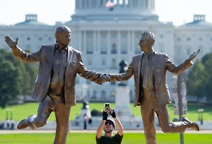 Белый дом назвал растратой денег установку статуи Трампа с Эпштейном