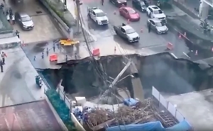 «‎Врата в ад»: Очевидцы в ужасе сняли на видео появление воронки в земле глубиной 50 метров