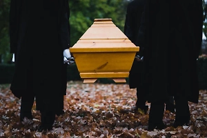 Живых не заберёт: В РПЦ объяснили, можно ли хоронить умершего с открытыми глазами