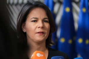 Офис Бербок назвал технической ошибкой отключение микрофона при упоминании РФ
