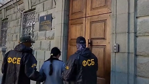 ФСБ показала видео задержания повара, которая планировала отравить бойцов СВО