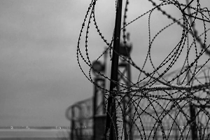 Двое в спортивках: Появилось видео побега террористов из СИЗО на Урале